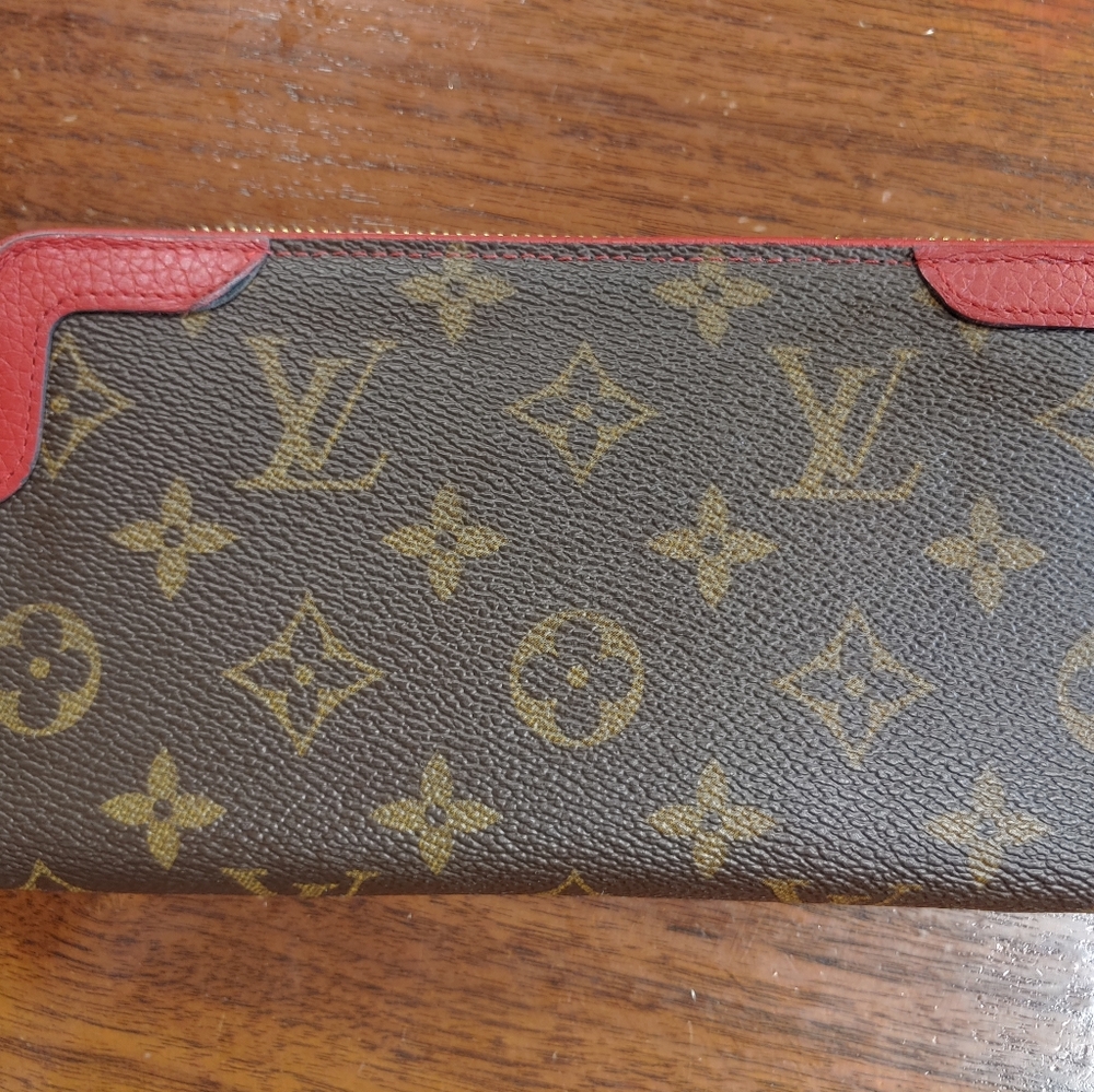 Louis Vuitton Zippy Wallet